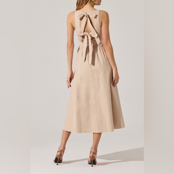 Astr Dresses & Skirts - ASTR BOW BACK DRESS ❤️NWT❤️IN STORES❤️